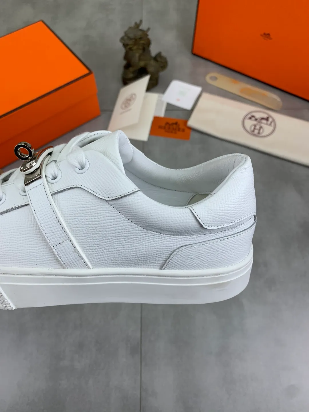 Men's men's shoes 💰P640 New Hermes top version Hermès classic couple style #𝐊𝐞𝐥𝐥𝐲 buckle casual white shoes skateboard shoes that will not conflict with shoes at all. Full of unknowns, Hermès rarely produces flat casual shoes and they are paired with classic palladium-plated Kelly shoe buckles! You'll fall in love with it at first sight. It's super versatile and can be worn with any skirt or pants. 🉑️Close your eyes and wear it. It's super noble. Fabric: Specific cowhide/canvas material. Lining: Sheepskin lining. Outsole: Original molded TPU outsole. Size: 35-45.